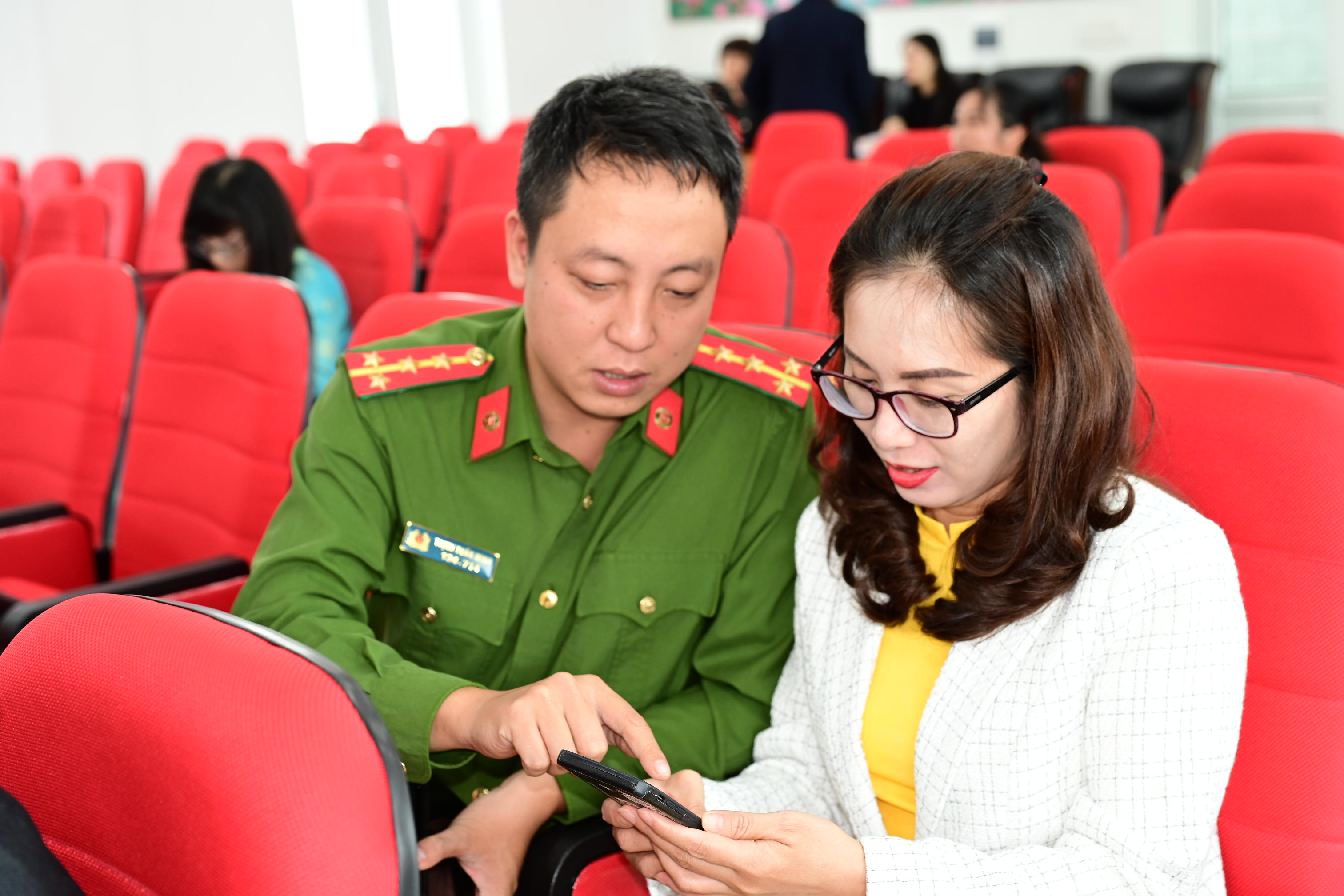 Công an phường Gia Viên tổ chức lấy ý kiến Nhân dân vào dự thảo văn kiện trình Đại hội đại biểu toàn quốc lần thứ XIV của Đảng qua ứng dụng VNeID